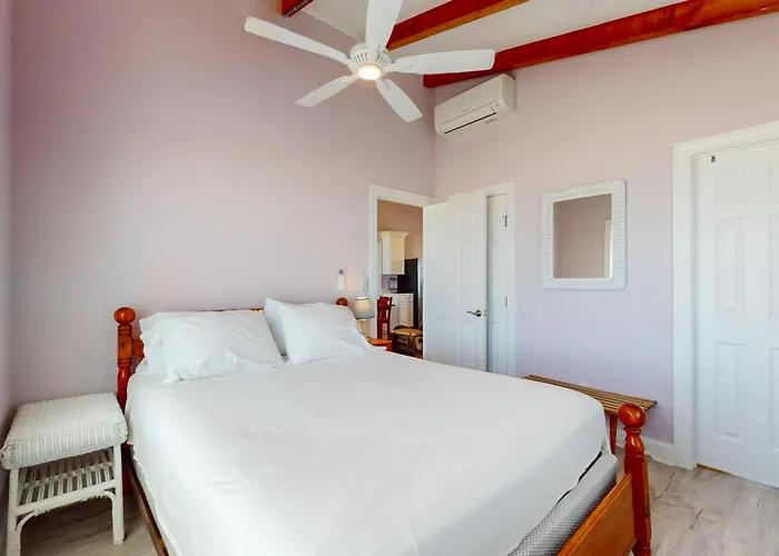 Dog-Friendly Waterfront House With Beach Access & Fireplace - Snowbirds Welcome